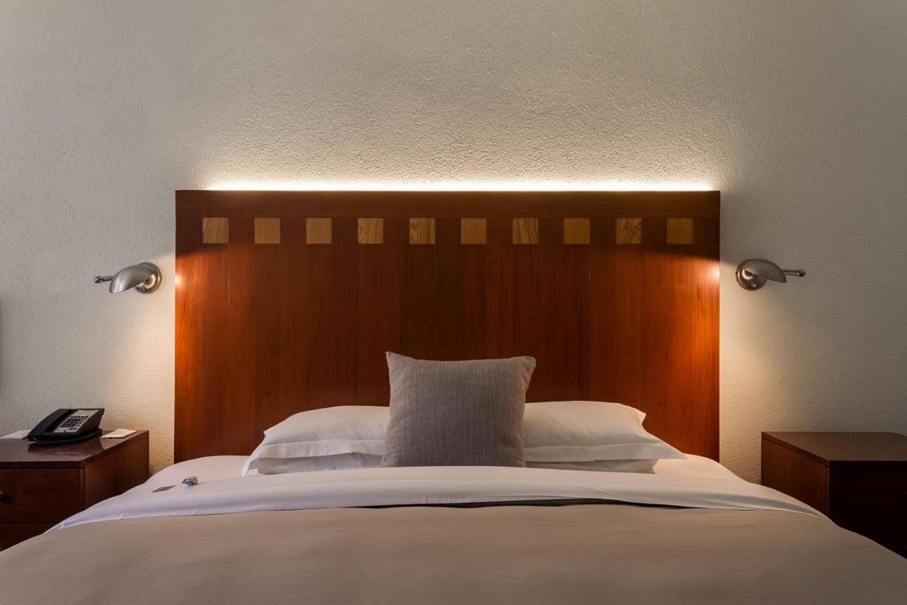 Camino Real Polanco Mexico Hotel Kültér fotó A bed with a headboard
