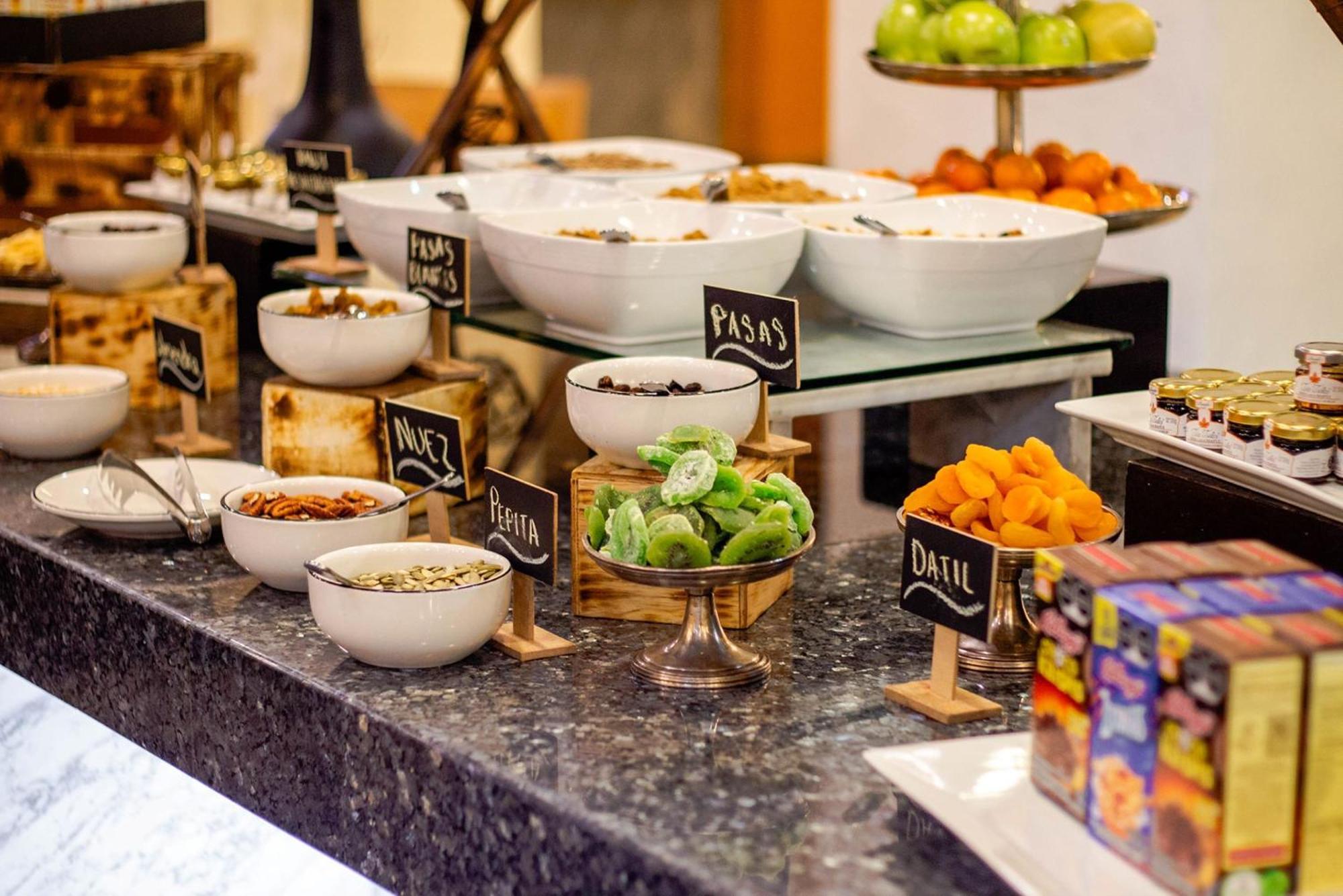 Camino Real Polanco Mexico Hotel Kültér fotó A breakfast buffet